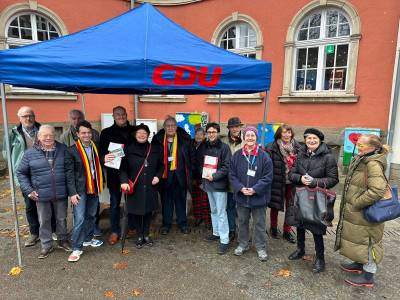 Stutenkerle Verteil-Aktion der CDU-Werden vor dem Rathaus mit unserem Spitzenkandidaten fr den Bundestag Mathias Hauer.